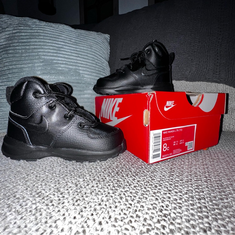 Nike Monoa LTR boots  NEW IN THE ORIGINAL BOX